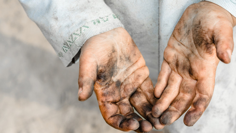 Tata acuzat ca si-a exploatat cei 5 copii minori prin munca, eliberat dupa 3 luni si jumatate de inchisoare. Despagubiri pentru copii Imagine