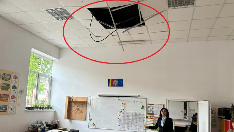 Tavan prabusit in sala de clasa, intr-o scoala din Piatra-Neamt. "Nu ne putem juca in acest fel cu vietile copiilor!" Imagine
