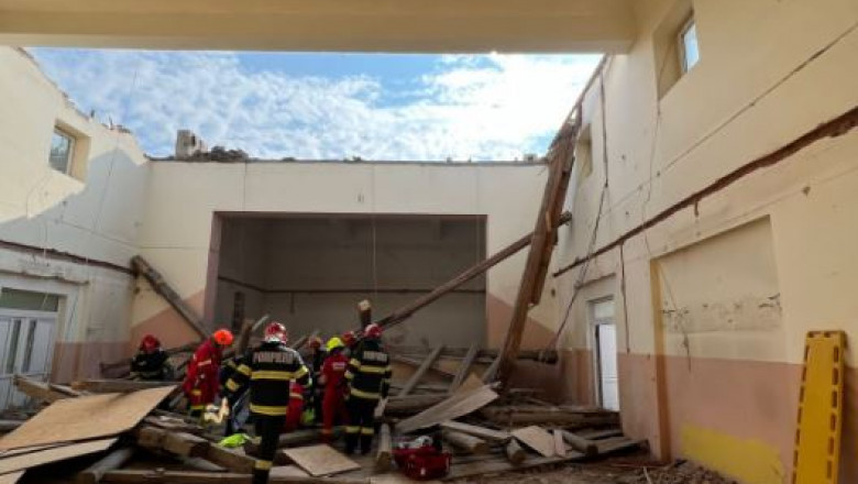 Tavanul unui camin cultural s-a prabusit peste muncitori. Mai multe persoane au fost ranite Imagine