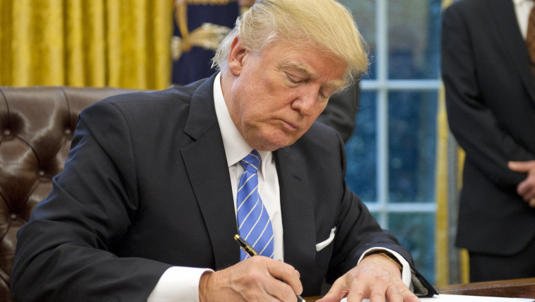 Taxele vamale pentru Mexic si Canada intra in vigoare marti. Indicii bursieri au scazut dupa anuntul lui Trump Imagine