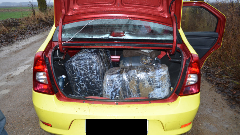 Taxi burdusit cu tigari de contrabanda, depistat de politisti. Soferul fusese tocmit sa aduca marfa in Iasi Imagine