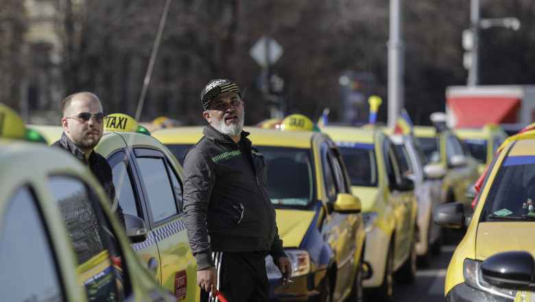 Taximetristii au blocat traficul in centrul Capitalei si anunta ca intra in greva foamei Imagine