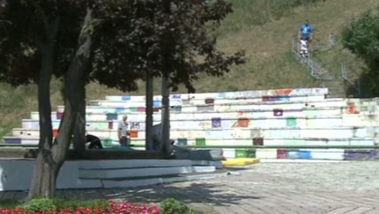 Teatru absurd la Galati. Copiii au venit la spectacol duminica, Scufita urcase pe scena sambata Imagine