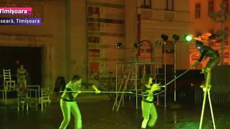 Teatru la inaltime, pe picioroange, cu masinarii parca desprinse din filmele science-fiction Imagine