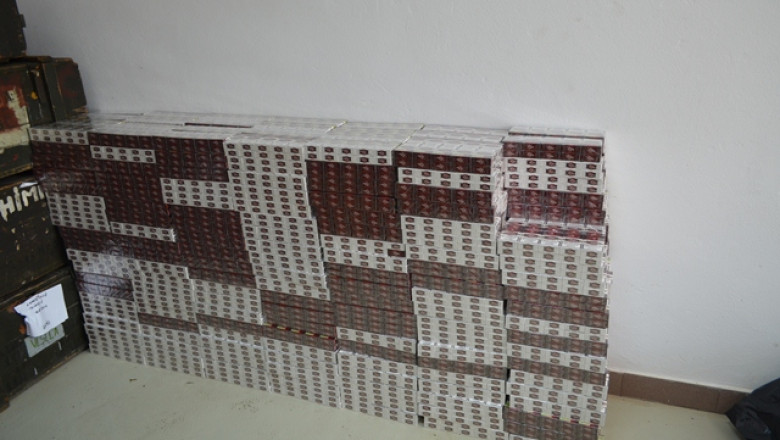 Tehnici ale contrabandistilor de tigari. Au trecut 5.500 de pachete de tigari peste Prut cu...funia Imagine