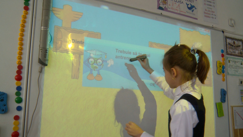 Tehnologia a inlocuit creta intr-o scoala din Iasi. Copiii lucreaza pe o tabla inteligenta Imagine