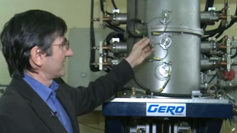 Tehnologie moderna cu contributie romaneasca. Un timisorean a creat un program informatic pentru fabricarea cristalelor de siliciu Imagine