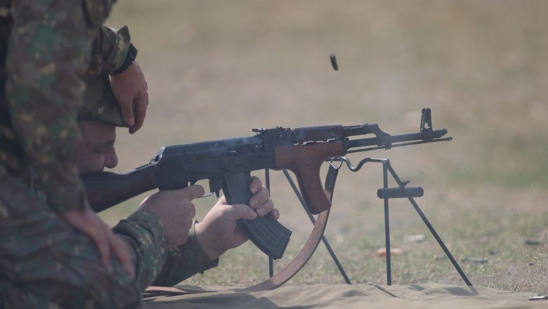„Tehnologii invechite, calitate slaba”: Armata romana renunta la Kalasnikov si anunta un program de inzestrare cu arme de tip NATO Imagine