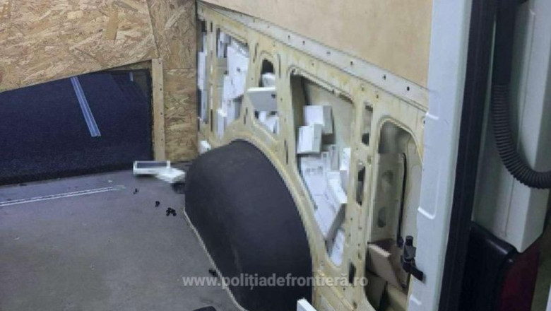 Telefoane de 700.000 lei, ascunse in peretii unui microbuz din Ucraina. Captura Politiei de Frontiera la Vicovu de Sus Imagine