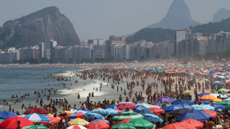 Temperatura de 62,3 grade Celsius resimtita la Rio de Janeiro. Brazilienii fug din cauza caldurii insuportabile pe plaje si in parcuri Imagine