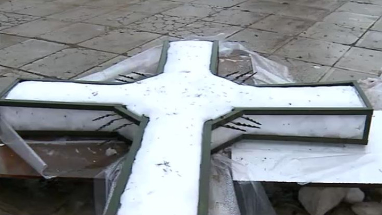 Temperaturile ridicate strica traditiile. Crucea din gheata pentru Boboteaza, inlocuita cu una din crengi de brad Imagine