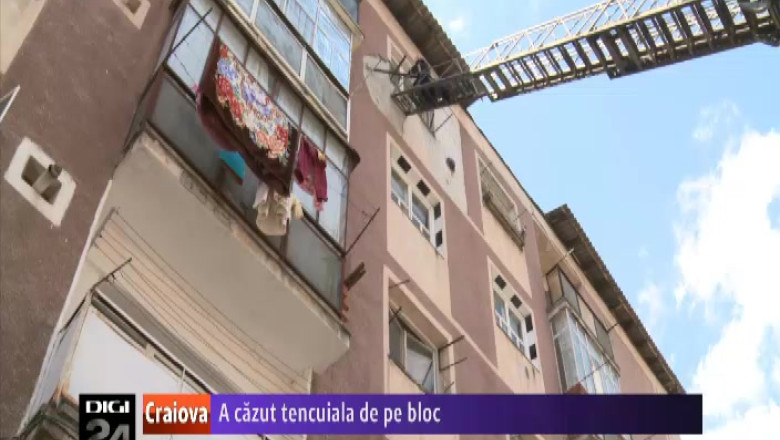 Tencuiala de pe un bloc din Targu Jiu a cazut. Pentru a evita o tragedie, un locatar a chemat pompierii Imagine