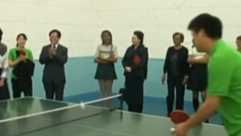 Tenis de masa cu Michelle Obama, la un liceu din China Imagine