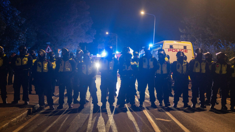 Tensiuni in fata unui hotel care gazduieste solicitanti de azil, in Epping, Marea Britanie. „Trimiteti-i acasa!” Imagine