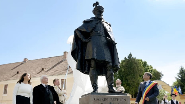 Tensiuni la Alba Iulia. Katalin Novak a dezvelit statuia principelui Gabriel Bethlen, un senator PSD a adus un tablou cu Avram Iancu Imagine