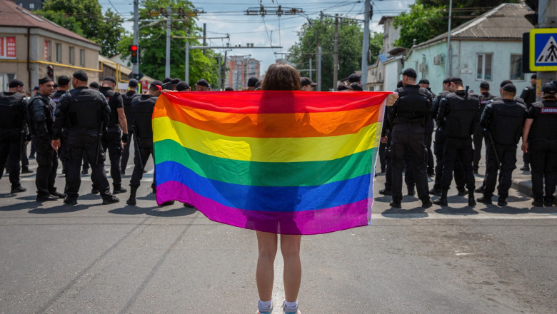 Tensiuni la marsul Pride la Chisinau. Preotii si credinciosii au incercat sa sparga cordonul politiei Imagine