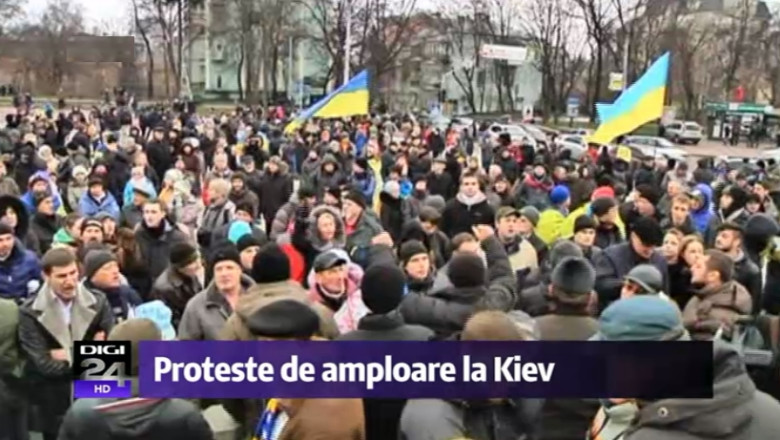 Tensiunile cresc la Kiev dupa confruntarile de vineri noapte. Mii de ucraineni cer in strada demisia presedintelui Viktor Ianukovici Imagine