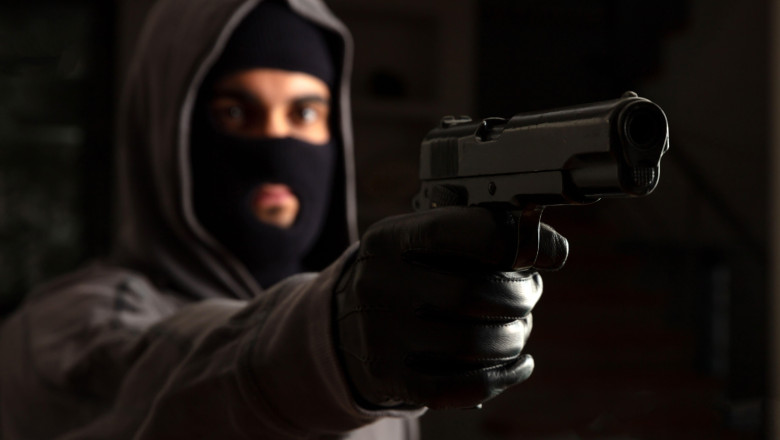 Tentativa de jaf ca in filme, in Drobeta-Turnu Severin. Un tanar a intrat intr-o casa cu cagula si un pistol cu bile, cerand bani Imagine