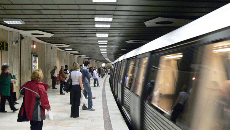 Tentativa de sinucidere la statia de metrou Aviatorilor. Se circula in sistem de pendula Imagine