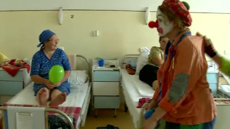 Terapie prin zambet. Pacientii unui spital din Cluj-Napoca au fost vizitati de clovni Imagine