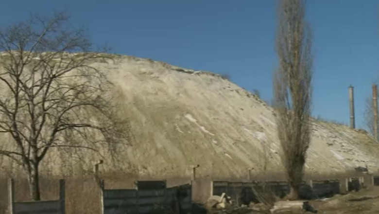 Teren cu deseuri, plimbat dintr-o parte in alta Imagine