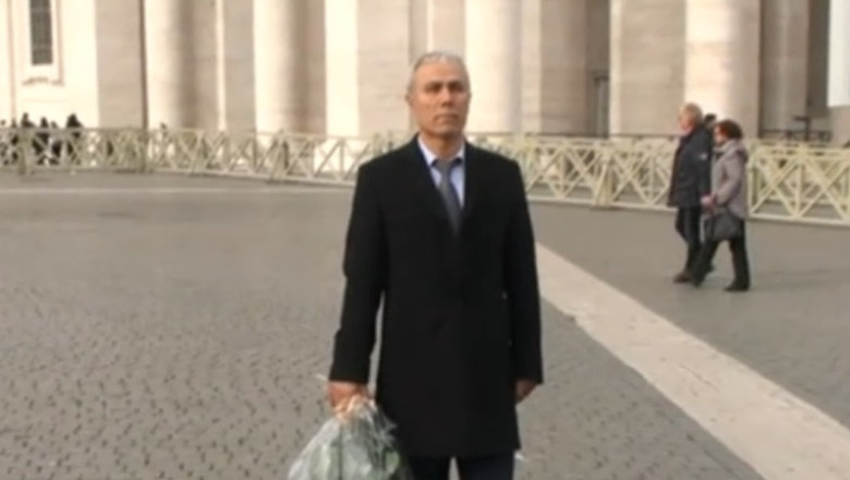 Teroristul turc care a incercat sa il asasineze pe Papa Ioan Paul al doilea a depus flori la mormantul acestuia Imagine