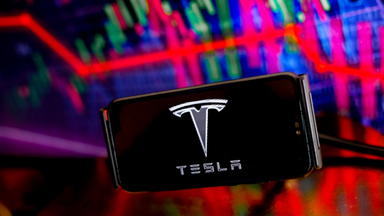 Tesla, in picaj la bursa. Capitalizarea companiei conduse de Elon Musk s-a injumatatit dupa victoria lui Trump in alegeri Imagine