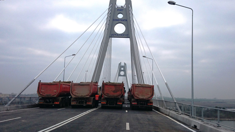 Teste pe Apolodor. Convoaie de camioane testeaza rezistenta la greutate a podului Imagine