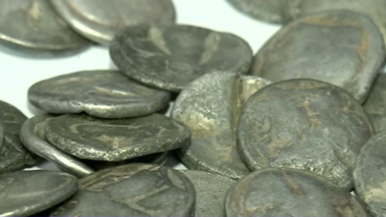 Tezaur descoperit din intamplare. Un barbat din Suceava a gasit peste 300 de monede dacice Imagine