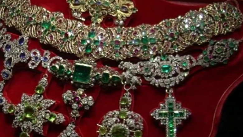 Tezaurul Sfantului Gennaro este expus la Roma. Vedetele expozitiei: un colier si o mitra de o valoare inestimabila Imagine