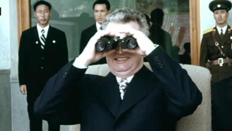 Tezele din iulie. Cartea, in viziunea tovarasului cu patru clase Imagine