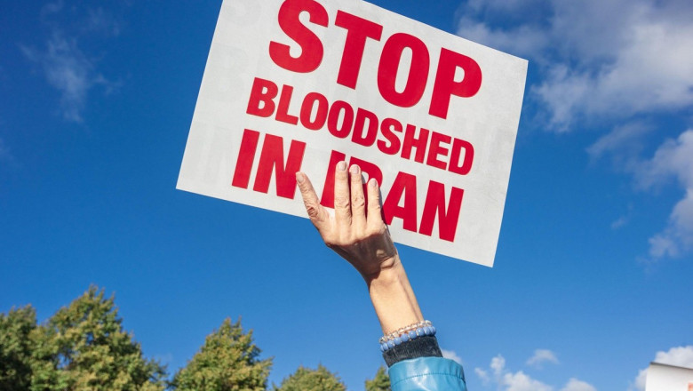 The Guardian: Femeile care protesteaza in Iran sunt impuscate in fata, sani si in organele genitale Imagine