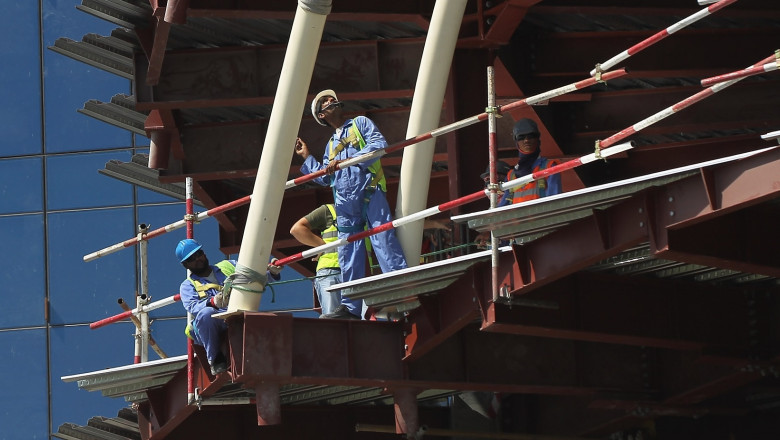 The Guardian: Un muncitor nepalez moare la fiecare doua zile, pe santierele stadioanelor din Qatar Imagine