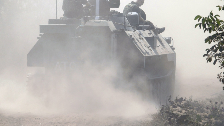 The Telegraph: Peste 20 de vehicule blindate si camioane militare rusesti au trecut granita in Ucraina Imagine