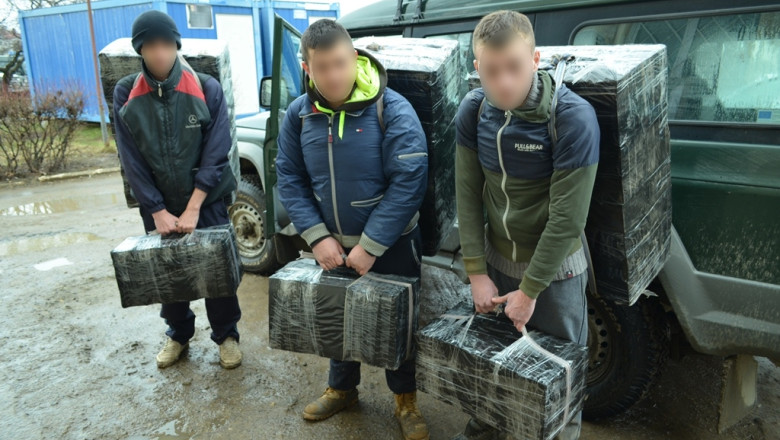 tigari pescuite cu lanseta din Prut. Contrabandistii au fost prinsi in flagrant de politisti Imagine