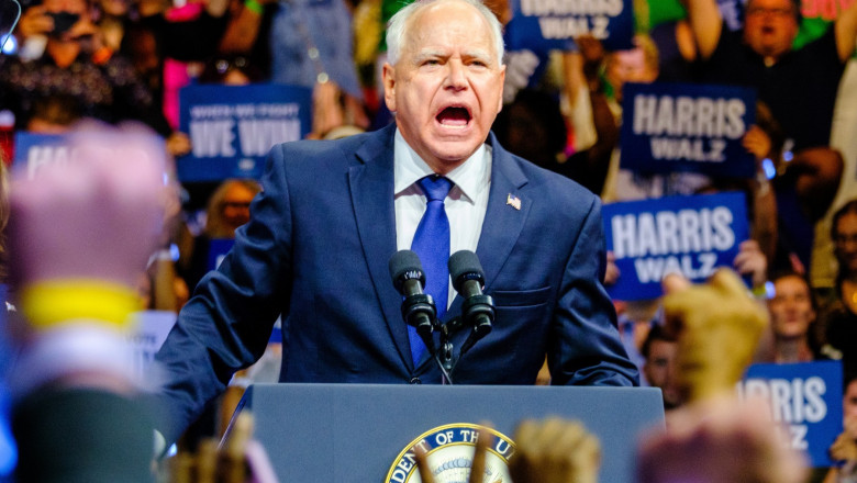 Tim Walz isi incepe campania alaturi cu Kamala Harris cu un atac la Donald Trump: Un retrograd care „seamana haos si diviziune” Imagine