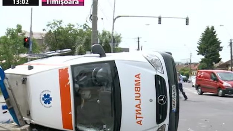 Timisoara: ambulanta rasturnata, trei persoane au ajuns la spital  Imagine