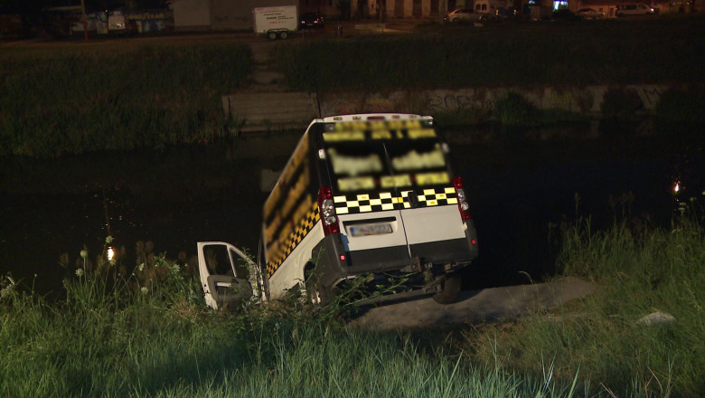 Timisoara: masina, la un pas sa cada in Bega Imagine