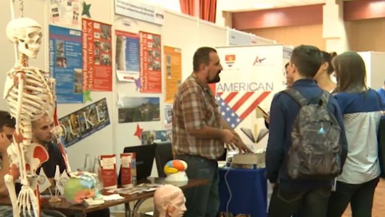 Timisoara: oferte ”exotice” la RIUF, la targul universitatilor Imagine