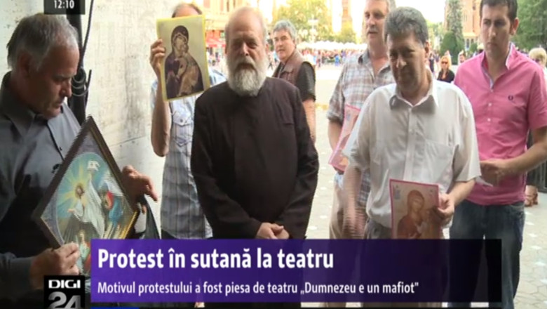 TIMISOARA. Piesa „Dumnezeu e un mafiot" s-a jucat cu protestatarii la usa Imagine