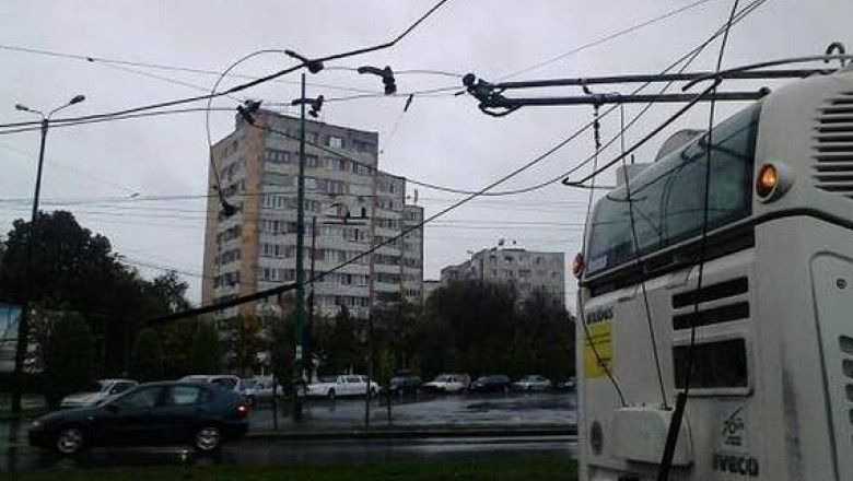 Timisoara: traficul, dat peste cap, dupa ce reteaua de contact a troleibuzelor a ajuns pe carosabil Imagine