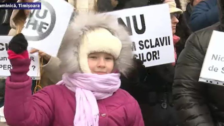 Timisorenii cu credite in valuta, in strada. Zeci de timisoreni, cu rate la banca, au protestat duminica in Piata Victoriei Imagine