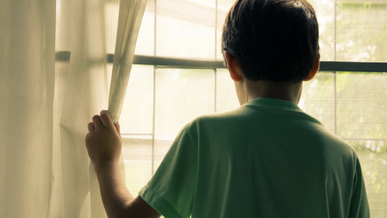 Timp de 2 ani, un baiat de 9 ani a trait singur in casa si a supravietuit cu ce a primit de la vecini. Mama lui se mutase la noul iubit Imagine