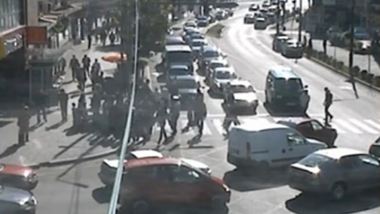 Tinere lovite pe trecere. Accidentul a avut loc in localitatea Halanga din Mehedinti Imagine