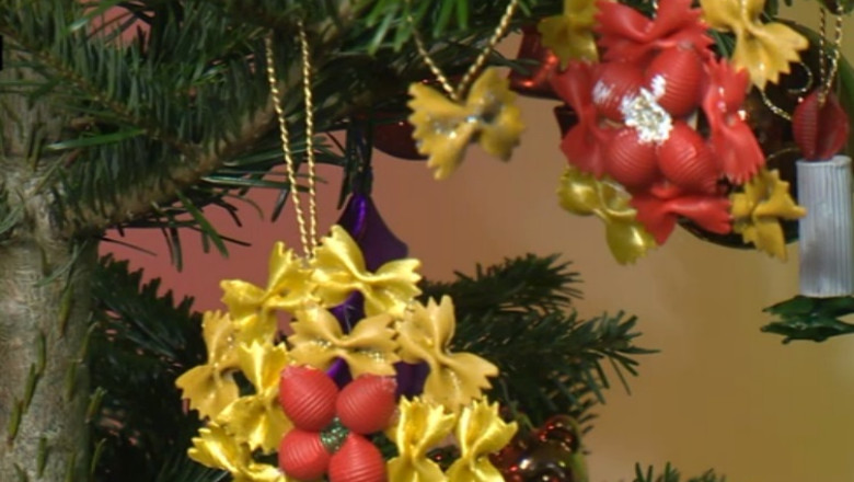 TINERETE FARA BATRANETE. Ornamente de Craciun din paste fainoase Imagine