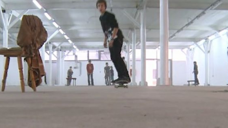 Tineri care nu fac pauza de la pasiunea lor: skateboarding in sala  Imagine