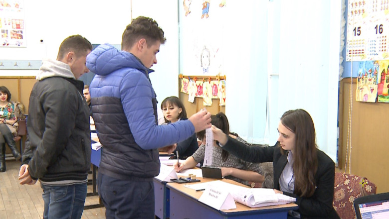 Tinerii basarabeni din Iasi au venit la vot si cu zeci de minute inaintea deschiderii sectiilor de votare Imagine