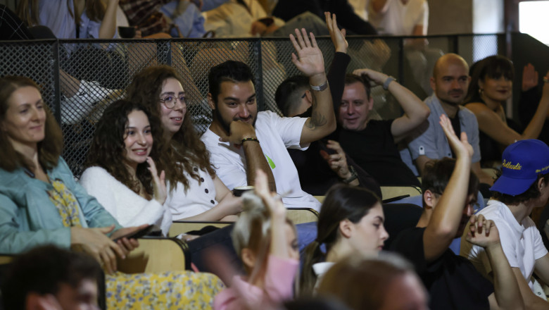 Tinerii din Romania sunt cei mai saraci din UE. Nu pot face fata cheltuielilor neprevazute si nu au bani sa inlocuiasca hainele uzate Imagine