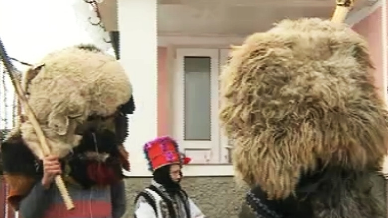 Tinerii din Ruginoasa se pregatesc de bataia traditionala din ajun de An Nou. Autoritatile incearca sa ii impiedice Imagine