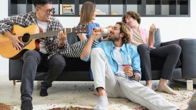 Tinerii romani, campioni la fuga de munca. Psiholog: Tanara generatie cauta solutii de imbogatire rapida si sa stea pe banii parintilor Imagine